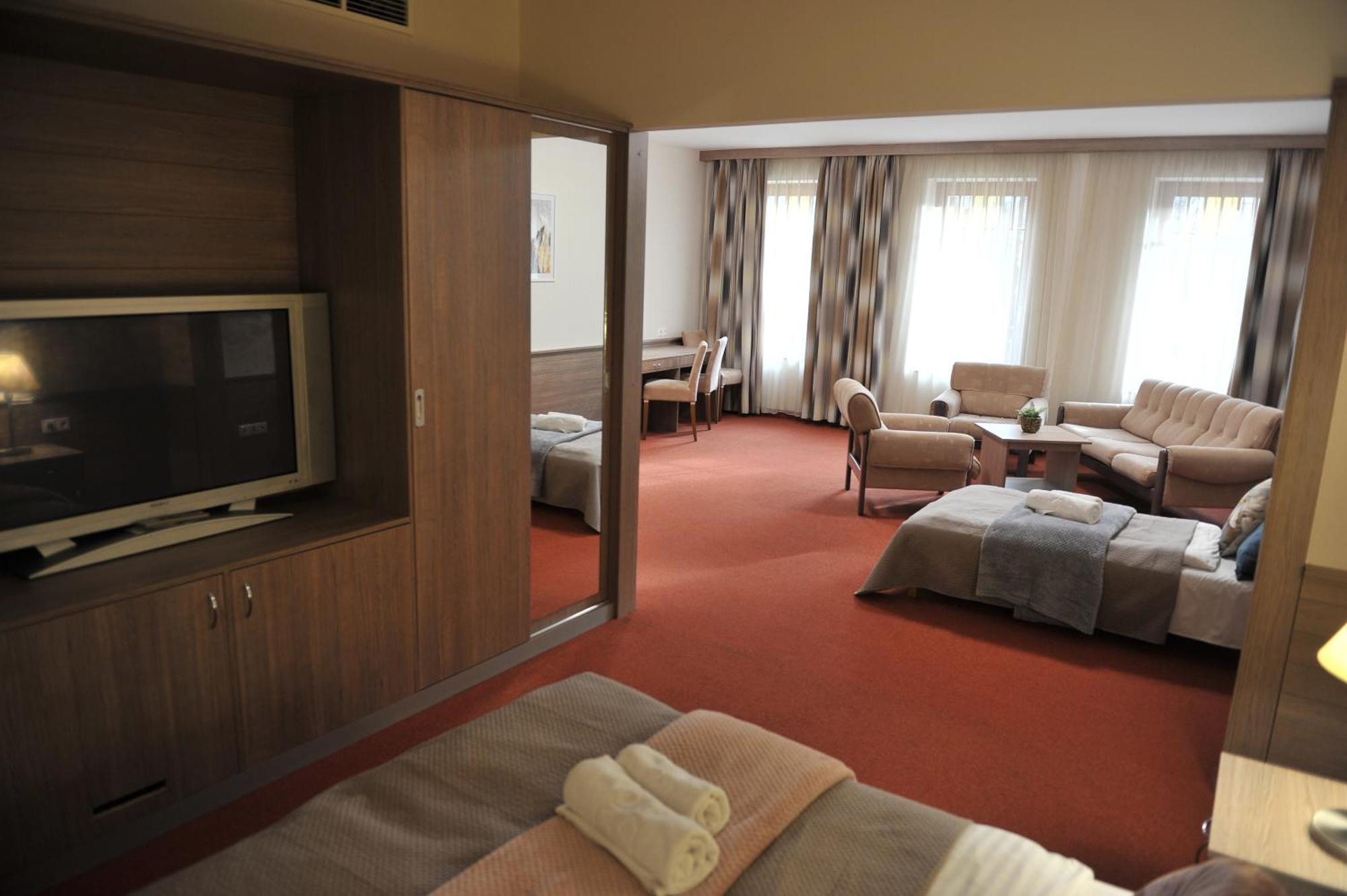 Hotel Harom Gunar Kecskemet Exterior photo