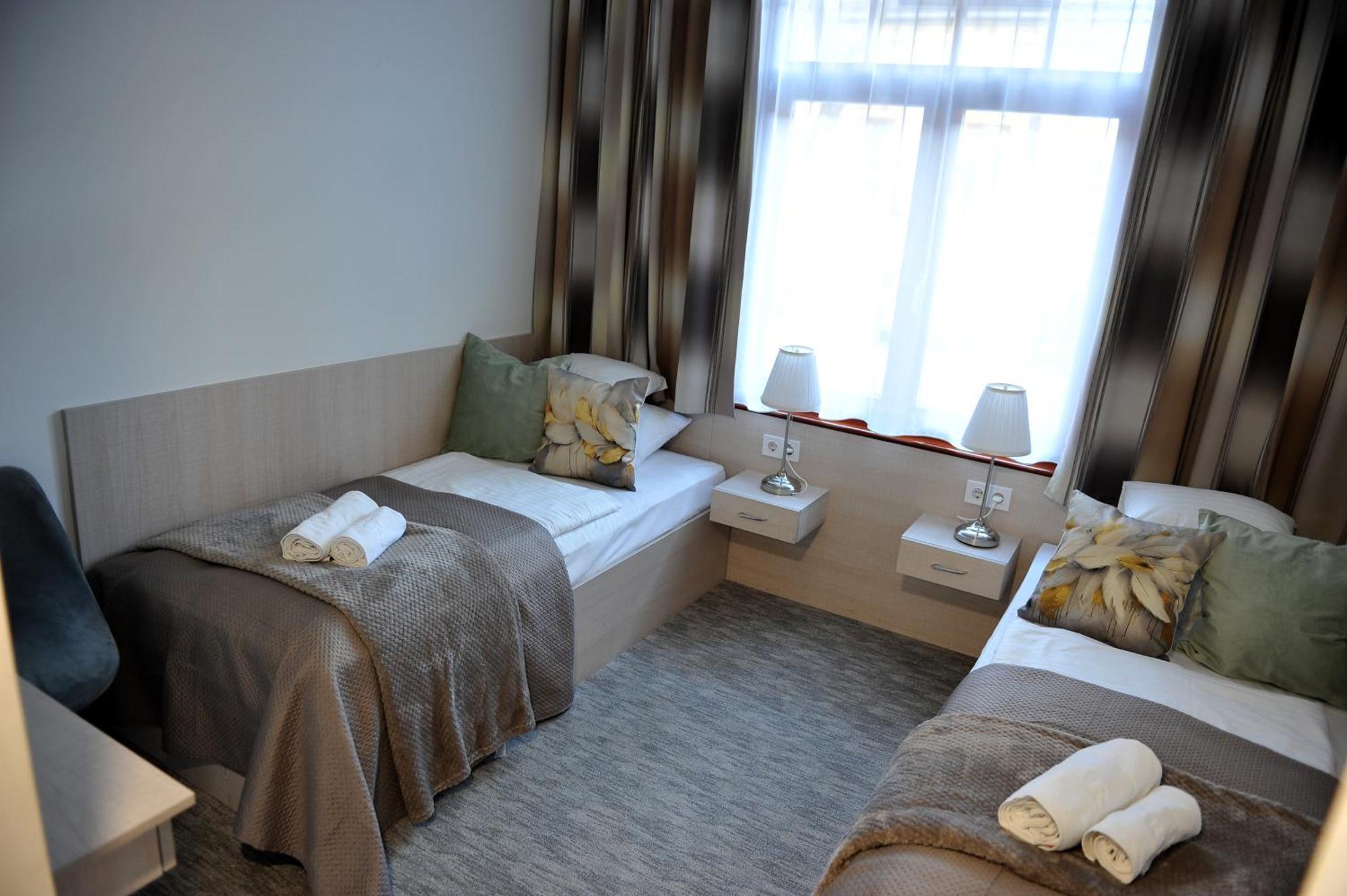 Hotel Harom Gunar Kecskemet Exterior photo